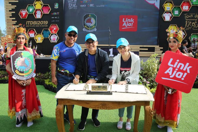 bupati banyuwangi abdullah azwar anas dan direktur operasi linkaja haryati lawidjaya teken mou