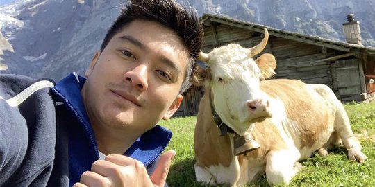 Kocak Boy William Liburan Ke Swiss Hanya Ingin Foto Dengan Sapi Merdeka Com Kocak Boy William Liburan Ke Swiss Hanya Ingin Foto Dengan Sapi Merdeka Com