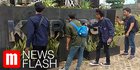 VIDEO: Mahasiswa Gelar Aksi Bersih-Bersih di Depan Gedung KPK