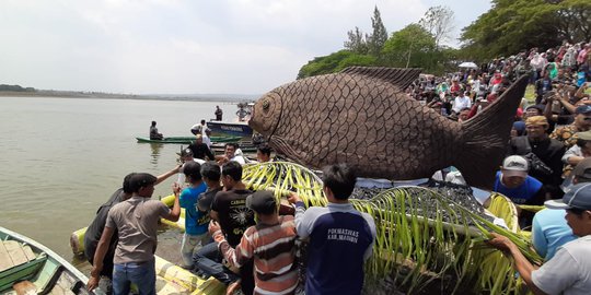 Lestarikan Budaya, Warga Madiun Larung Sesaji Ikan Raksasa 200 Kg di Waduk | merdeka.com - merdeka.com
