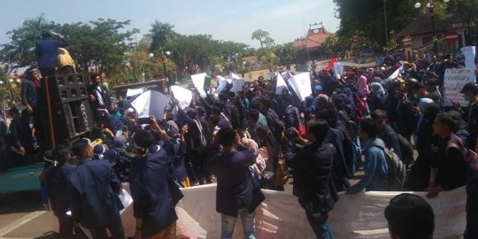 Tolak Dialog di Dalam Gedung, Demonstran Adu Mulut dengan Ketua DPRD NTB