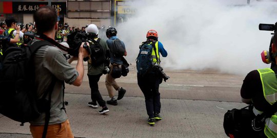 Perjuangan Wartawan Abadikan Peristiwa Bentrokan di Hong Kong