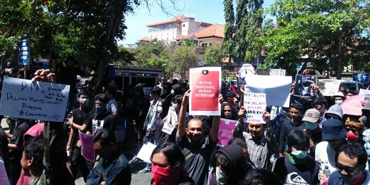 Aksi di DPRD Bali, Pendemo Bawa Poster 'Butuh Disayang, Bukan Ditendang'