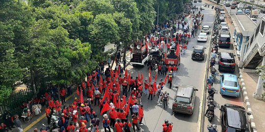 Bergerak Menuju DPR, Massa Dicegat Polisi di Kolong Fly Over Senayan