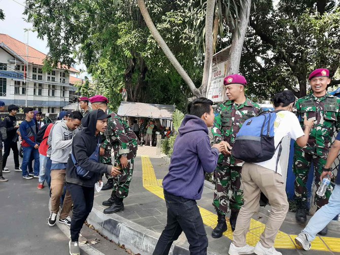 pendemo salaman dengan tni sebelum aksi