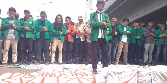 Mahasiswa dan Polisi di Palembang Gelar Salat Gaib untuk Randi dan Yusuf