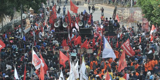 Massa Demonstran Mulai Berdatangan ke Gedung DPR