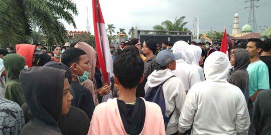 Ribuan Mahasiswa Demo DPRD Kaltim, PKL Laris Manis