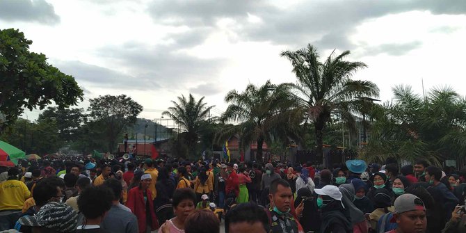 massa demo di depan dprd kaltim