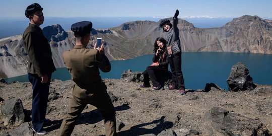 Serunya Pelajar Korea Utara Piknik di Danau Surga