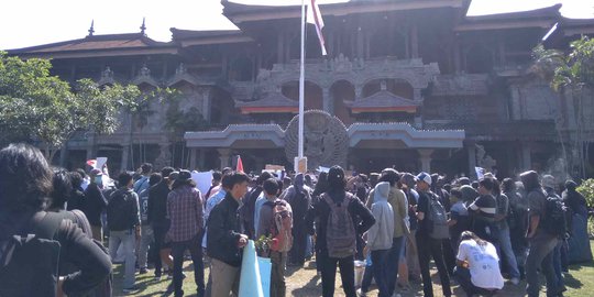 Massa Aksi 'Bali Tidak Diam', Duduki Gedung DPRD Selama 2 Jam