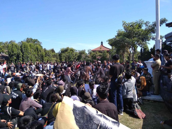 demonstran di gedung kantor dprd bali