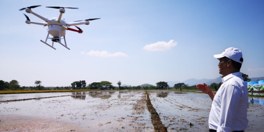 Petani Mulai Gunakan Drone untuk Tabur Pupuk dan Benih