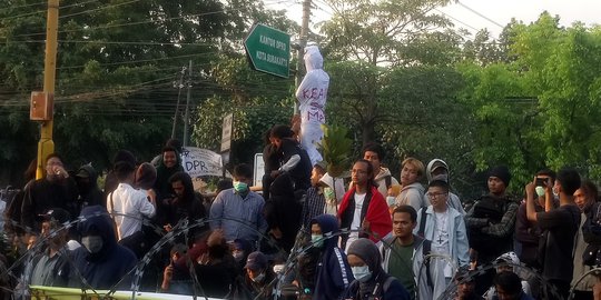 Ada Pocong di Tengah Aksi Demo di Gedung DPRD Solo