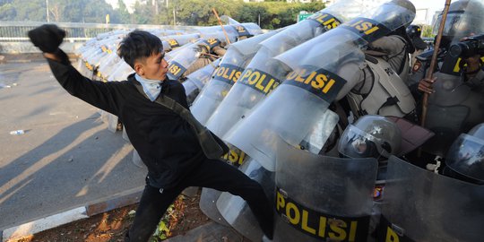Aksi Pengunjuk Rasa Serang Barikade Polisi di DPR