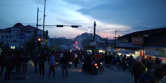 Polisi Tembakkan Gas Air Mata Bubarkan Demo di Depan DPRD Kaltim