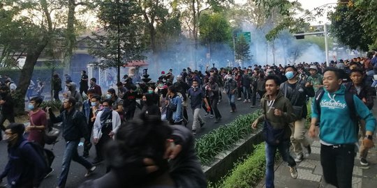 Demo Penolakan RUU di Bandung Berakhir Ricuh Lagi