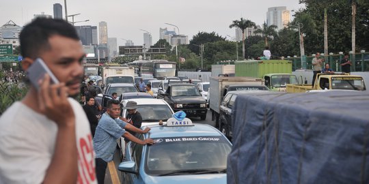 Puluhan Kendaraan di Jalan Tol Terjebak Bentrokan