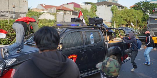 Melintasi Lokasi Demo DPR, Mobil Polisi Diamuk Massa