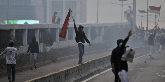 Dari Dalam Tol, Demonstran Lempari Batu ke Polda Metro Jaya