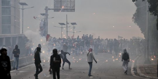 Lewat Pengeras Suara, Polisi Minta Demonstran Bubar dan Salat Isya