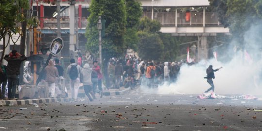 Bentrokan Massa dan Polisi Pecah di Stasiun Palmerah