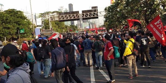 Berangkat Demo Naik KRL, Pelajar Diturunkan di Stasiun Depok Lama