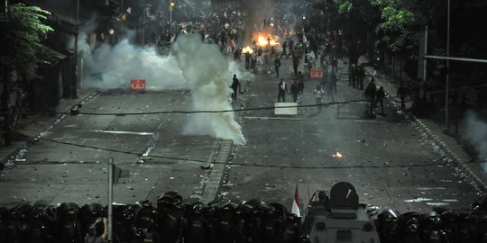 Hingga Malam, Bentrokan Massa vs Polisi Masih Sengit