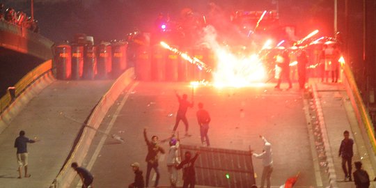 Mobil di Depan Polsek Tanah Abang Dibakar Massa