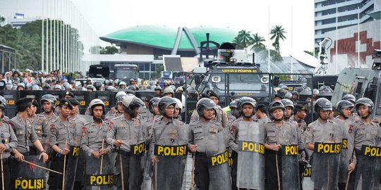 Jalan Gatot Subroto Depan Gedung DPR Ditutup