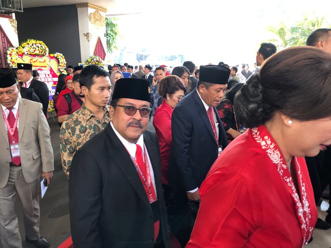 anggota dpr baru datangi gedung parlemen