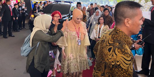 Datang ke DPR, Mulan Jameela Kenakan Baju Adat Bugis