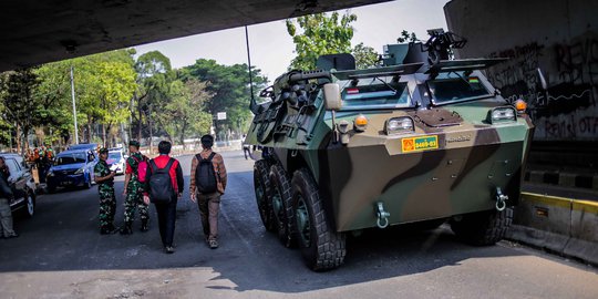 Panser TNI Amankan Sekitar Gedung DPR