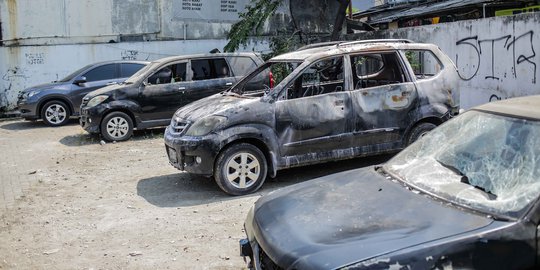 Mobil-mobil yang Dirusak dan Dibakar Massa di Polsek Tanah Abang