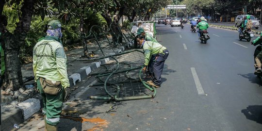Pagar Jalanan di Kawasan TPU Karet yang Dirusak Massa