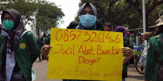 Kesal Demo Tak Didengar, Mahasiswi Ini Bawa 'Alat Bantu Dengar' Buat Anggota DPR