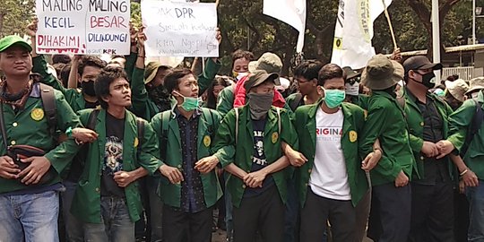 Barisan Mahasiswa Berhadapan Dengan Barikade Polisi di Depan TVRI