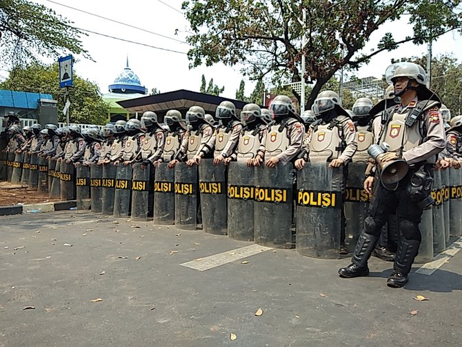 mahasiswa tertahan di depan gedung tvri