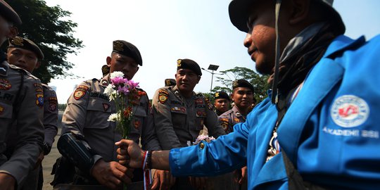 Aksi Mahasiswa Bagi-bagi Bunga untuk Polisi dan TNI di Senayan