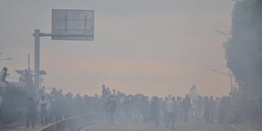 Terhalang Menuju DPR, Massa HMI Robohkan Beton Pembatasan Jalan