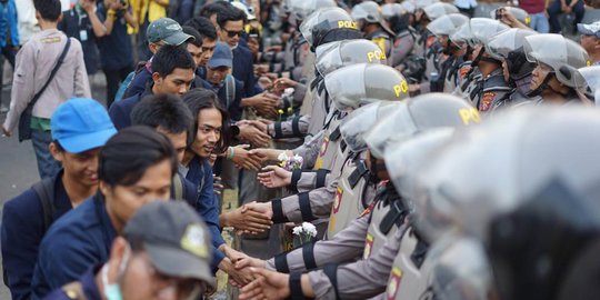 Potret Akrab Mahasiswa dan Polisi Salaman Seusai Demo DPR