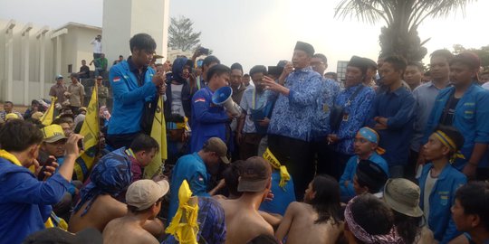 Demo HUT Banten, Mahasiswa Lempari Sekda dengan Botol Minuman