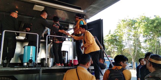 Mahasiswa Muhammadiyah Ngopi Bareng Brimob usai Demo di Kantor DPRD Sulsel