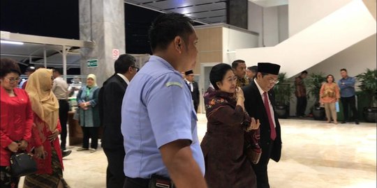 Megawati Didampingi Elite PDIP Hadiri Pelantikan Puan Maharani jadi Ketua DPR