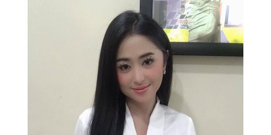 Dewi Perssik Unggah Foto Lawas Saat Belum Mengenal Beban Hidup