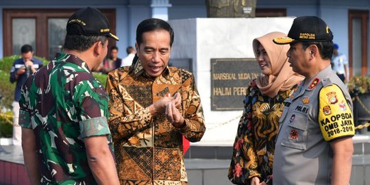 Jokowi Hadiri Puncak Peringatan Hari Batik Nasional di Solo