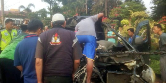 Bus Tabrak Mobil Pikap di Jalan Raya Parung-Ciputat, Dua Orang Tewas