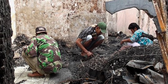 Korban Kebakaran di Gang Langgar Medan Cari Benda Berharga dari Puing Rumah