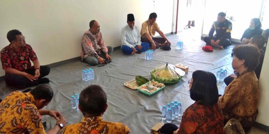 Warga Surabaya Gelar Ritual Tumpengan agar Semburan Minyak Segera Berhenti