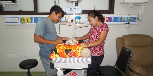 Ayah Bayi Kembar Siam di Bali Berjualan Canang Sari untuk Penuhi Kebutuhan Hidup